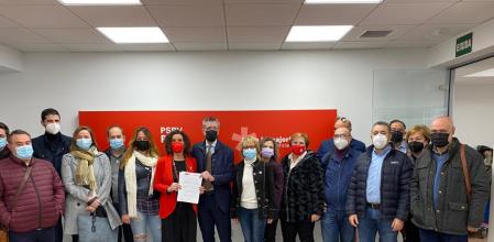 Mercedes Caballero junto a los miembros de su candidatura a la secretaria provincial del PSPV