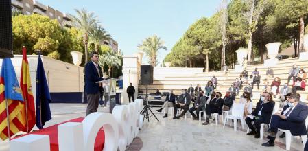 Carlos Mazón, el lunes, se dirige a los asistentes a un acto de los hoteleros, ante el alcalde de Benidorm. Ambos han arremetido contra la tasa turística.