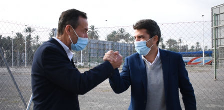El alcalde de Elx, el socialista Carlos González, y el presidente de la Diputación de Alicante, Carlos Mazón, se saludan en el solar sobre el que se edificará el Palacio de Congresos de Elx