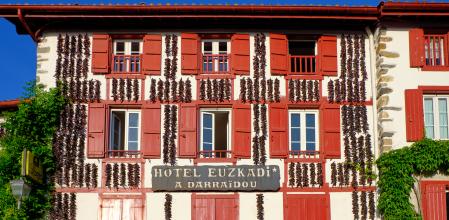 Una casa de Espelette con los típicos pimientos locales secándose en la pared de la fachada