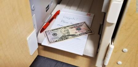 Kenyon Wilson puso a prueba a sus alumnos con un texto 'escondido'