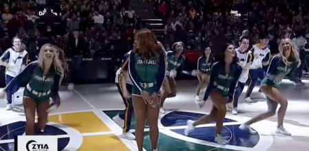 Una animadora de la NBA se pierde durante una coreografía por la romántica sorpresa de su novio