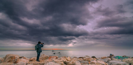 Primer amanecer del invierno entre nubarrones en Fuengirola.