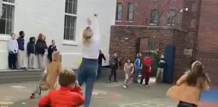 La promesa que debe cumplir esta profesora con sus alumnos tras meter una canasta imposible