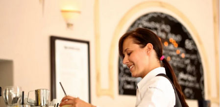 El bonito gesto navideño de un niño con autismo a su camarera favorita de siempre
