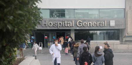 Colas de espera en las inmediaciones del Hospital Universitario de La Paz para hacerse un test de antígenos de Covid