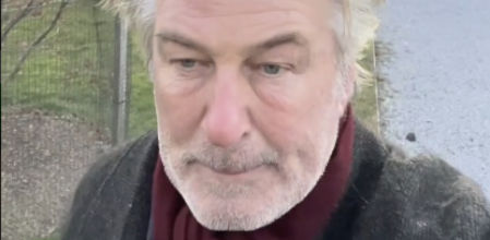 Alec Baldwin está viviendo la que probablemente será una de las peores navidades de su vida. El actor se encuentra inmerso en el proceso de investigación de la policía tras el trágico tiroteo del rodaje de “Rust”, la película en la que Baldwin mató accidentalmente a la directora de fotografía Halyna Hutchins.