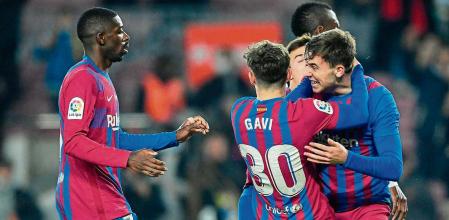 Barcelona's players celebrate their third goal scored by Spanish midfielder Nico Gonzalez (2R) during the Spanish league football match between FC Barcelona and Elche CF at the Camp Nou stadium in Barcelona on December 18, 2021. (Photo by Pau BARRENA / AFP)