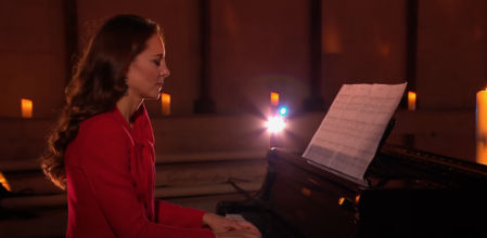 Kate Middleton tocando el piano para felicitar las fiestas
