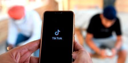 Los moderadores trabajan en unas condiciones muy precarias