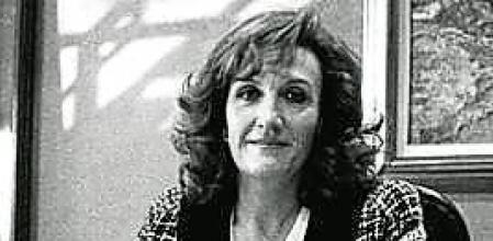 MARIA EUGÈNIA CUENCA, CONSELLERA DE GOVERNACIÓ. EN SU DESPACHO Y JUNTO A UN MOSSO D´ESQUADRA. - CATALUNYA, SEGURIDAD.#@#CUENCA, CONSELLERA DE GOVERNACIO