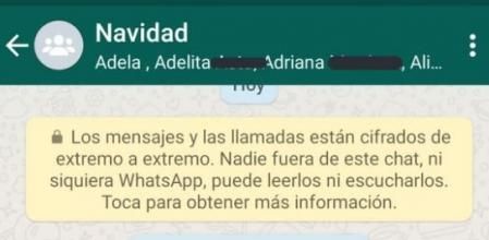 La mujer creó un grupo con 121 de sus contactos