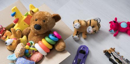 Caja con juguetes en el suelo