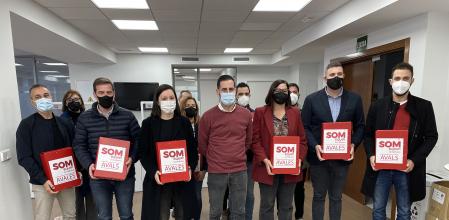 Carlos Fernández Bielsa y su equipo antes de entregar los avales en la sede del PSPV.