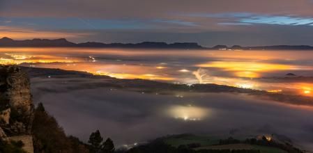El valle del Sorreigs en primer plano, con las luces de los pueblos del extenso valle del río Ter.