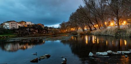Reflejos en el río Ter en Manlleu.