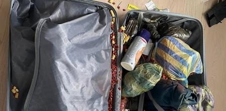 Roban 3.000 dólares en regalos de su maleta y se los cambian por comida para perros