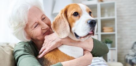 Una señora abrazando a su perro