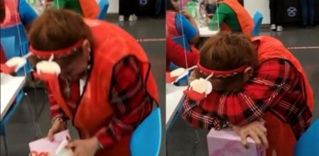 La emotiva reacción de una señora al recibir su primera muñeca: “Nunca en mi vida tuve una”
