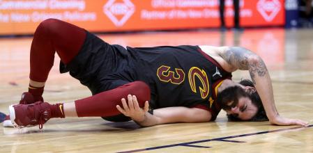 Ricky Rubio se duele de la rodilla izquierda