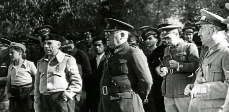 GUERRA CIVIL ESPAÑOLA: ZONA REPUBLICANA. El Pardo (Madrid), 1937. El general José Miaja (c), acompañado por el coronel de Estado Mayor, Vicente Rojo (se limpia las gafas) y el teniente coronel Ortega (con boina), pasa revista a las tropas de la 69 brigada. EFE/jt