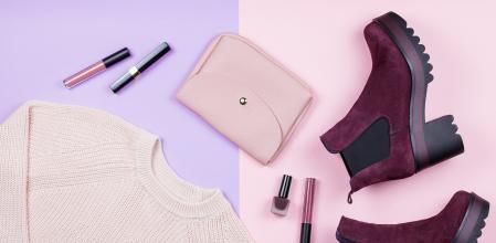 Indumentaria femenina otoño y accesorios sobre fondo pastel.