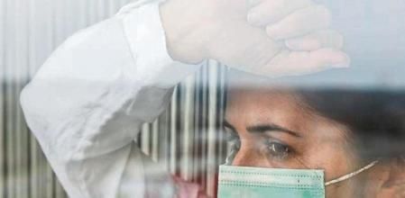 Mujer en la ventana guardando cuarentena en casa. LUSIA599/ ISCTOK (Foto de ARCHIVO) 01/01/1970
