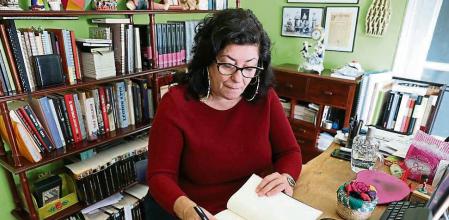 La escritora Almudena Grandes dedica un libro por San Jordi a los lectores de la Vanguardia