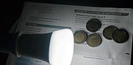 Una lámpara refleja el importe de una factura el día en que el precio de la luz ha marcado un mínimo por primera vez en dos meses, a 27 de diciembre de 2021, en Madrid, (España). El precio medio de la electricidad en el mercado mayorista registra una bajada para el día de hoy, situándose por primera vez en dos meses por debajo de los 100 euros/MWh. En concreto, para esta jornada la luz va a costar 96,08 euros/MWh, según datos provisionales publicados por el Operador del Mercado Ibérico de Energía (OMIE). 27 DICIEMBRE 2021;PRECIO;LUZ;100 EUROS;DINERO;MADRID Eduardo Parra / Europa Press 27/12/2021