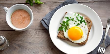 Cafe con leche, huevo y una tostada de espelta