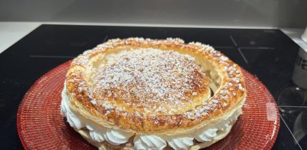 Este próximo día de Reyes prueba a preparar tu roscón en casa. Es más fácil de lo que parece y más si optas por esta versión de hojaldre de Miquel Antoja, que además es muy vistosa. Él lo rellena con cremoso de chocolate con leche y chantilly, pero puedes variar la receta y usar crema pastelera o nata. ¿Te atreves?