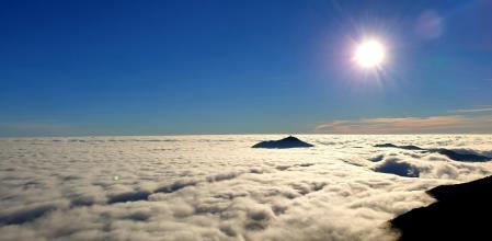 Vistas del mar de niebla desde el castillo de Verdera.