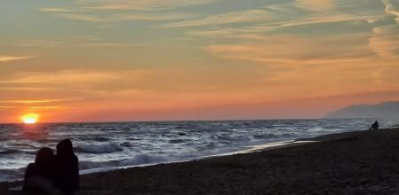 Contemplando el primer atardecer de 2022 en la playa de Gavà.