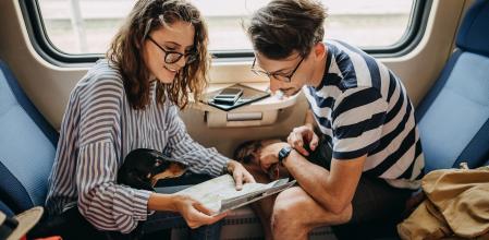 Una pareja viaja con su perro en tren