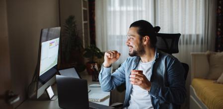 Un hombre realizando inversiones online en criptomonedas