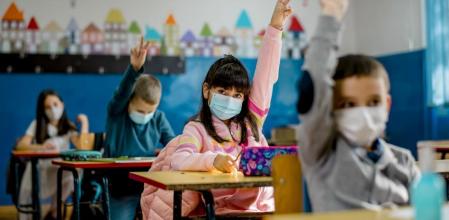 Los niños volverán al colegio y al instituto de manera presencial el día 10 de enero. Así lo han decidido de manera unánime los consejeros de Sanidad y Educación de todas las comunidades autónomas, eso sí, con el cumplimiento “riuguroso” de las medidas de prevención puestas en marcha desde el inicio del curso, tal y como han explicado las ministras de Sanidad, Carolina Darias, y la de Educación, Pîlar Alegría.
