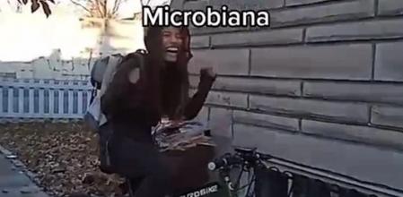 Una graduada universitaria explica cómo gana más dinero de repartidora que con su profesión