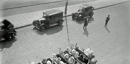 Gabriel Casas i Galobardes. Els turistes en autocar descobert, fotografiats des de la torre de Sant Sebastià. Fons Gabriel Casas i Galobardes. Arxiu Nacional de Catalunya.