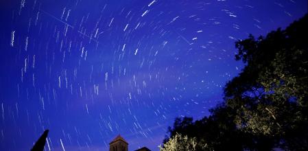 Dos meteoros y dos aviones, con la Estrella Polar a la derecha.
