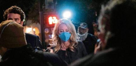 TOPSHOT - Elizabeth Holmes and partner Billy Evans, walk outside the federal court after she was found guilty on 4 of 11 accounts faced in her fraud trial in San Jose, California, January 3, 2022. - Fallen US biotech star Elizabeth Holmes was convicted on Monday of defrauding investors in her blood-testing startup Theranos, in a high-profile case seen as an indictment of Silicon Valley culture. Jurors took seven days of deliberations to reach their verdict, finding her guilty of four counts of tricking investors into pouring money into what she claimed was a revolutionary testing system. (Photo by Nick Otto / AFP)