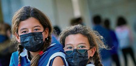 Dos niñas acuden a recibir la vacuna contra el Covid-19, en la Cidade da Cultura, a 15 de diciembre de 2021, en Santiago de Compostela, A Coruña, Galicia (España). Hoy comienza en toda España la vacunación contra el Covid-19 para niños de entre 5 y 11 años. El intervalo entre dosis será de al menos 8 semanas. Al igual que en adultos, tras recibir la vacunación se debe observar a la persona vacunada durante 15 minutos, para detectar reacciones inmediatas. 15 DICIEMBRE 2021;GALICIA;VACUNACIÓN PEDIÁTRICA;COVID19;PANDEMIA Álvaro Ballesteros / Europa Press 15/12/2021