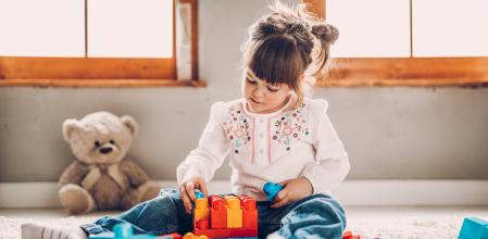 Una niña disfruta con sus juguetes