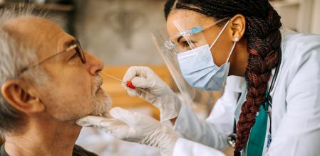 Una enfermera realiza una PCR a un paciente