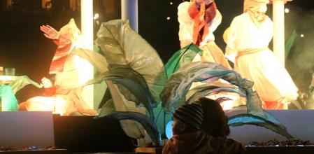 Una mujer con un niño observan los preparativos para la cabalgata de Reyes de Barcelona