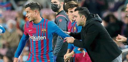 foto XAVIER CERVERA 20/11/2021 (Xavi da indicaciones dsd la banda a Coutinho) partido de liga LFP entre el FCBarcelona y el RCD Espanyol de Barcelona en el Camp Nou ;en el estreno como entrenador del primer equipo de Xavi Hernandez (el ex jugador egarense)