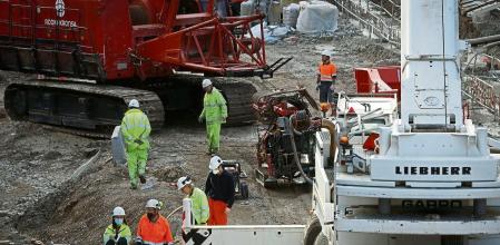 GRAFCAV1572. SAN SEBASTIÁN, 04/01/2022.- Varias personas trabajan este martes en las obras del tren de alta velocidad en la estación del Norte de San Sebastián. Euskadi ha cerrado 2021, el segundo año de pandemia, con 114.845 parados registrados en los servicios públicos de empleo, un 11,14 % menos que en 2020 al bajar en 14.395 personas, según los datos facilitados este martes por el Departamento vasco de Trabajo y Empleo y por el Ministerio de Trabajo y Economía Social. EFE/Javier Etxezarreta