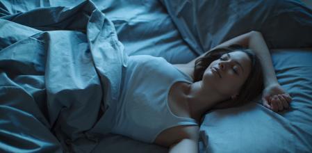 Una mujer duerme sonriente