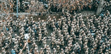 Almaty (Kazakhstan), 05/01/2021.- Kazakh policemen retreat during rally over a hike in energy prices in Almaty, Kazakhstan, 05 January 2022 (Issued on 07 January 2022). Protesters stormed the mayor's office in Almaty, as Kazakh President Kassym-Jomart Tokayev declared a state of emergency in the capital until 19 January 2022. (Protestas, Kazajstán) EFE/EPA/ALEXANDER KUZNETSOV