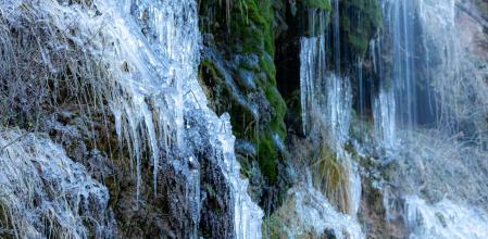 El bello espectáculo de la Font de la Tosca helada.