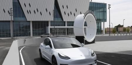 No es un programa que ofrezca una conducción completamente autónoma